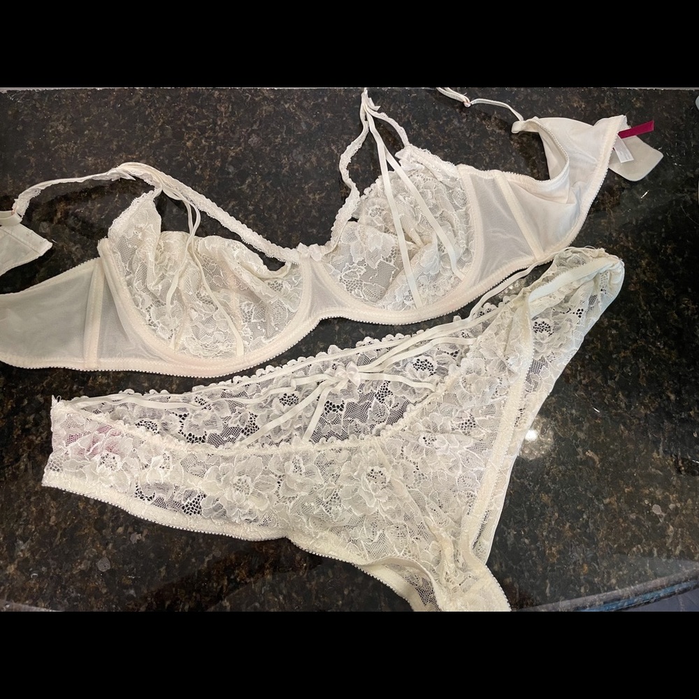 Hips & Curves ivory bra and panty set in 44D. Strappy lace design oh so sexy!